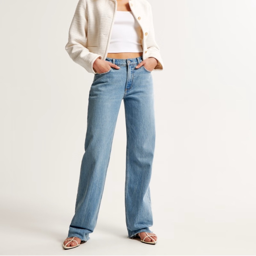 Women’s Abercrombie and Fitch low rise baggie jeans. Raw hem.